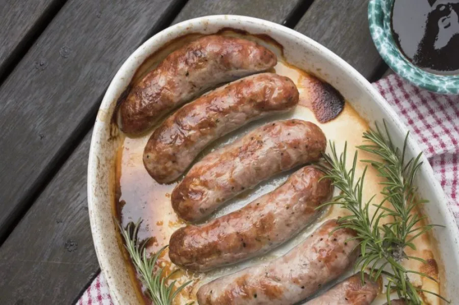 świeże mięso i przyprawy do białej kiełbasy