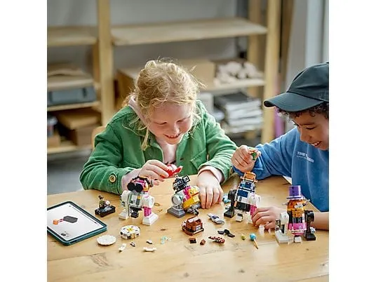 dzieci budujące roboty lego