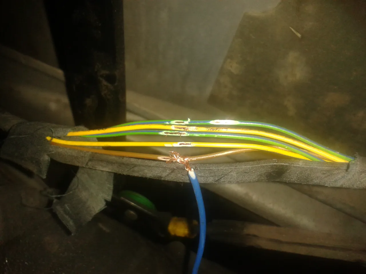 uszkodzone przewody w przelotce drzwi samochodowych