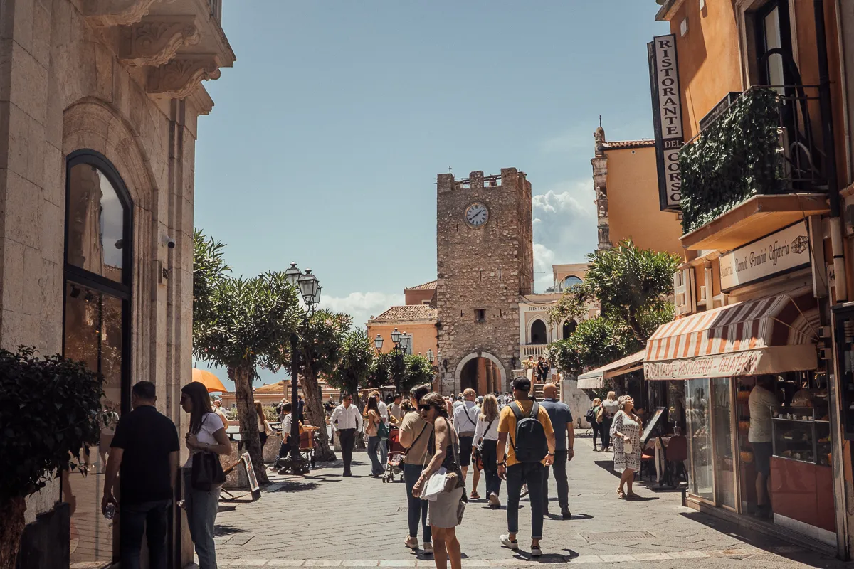 Taormina jedzenie uliczne i widok na miasto