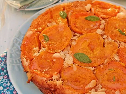 Odwrócone ciasto z karmelizowanymi morelami