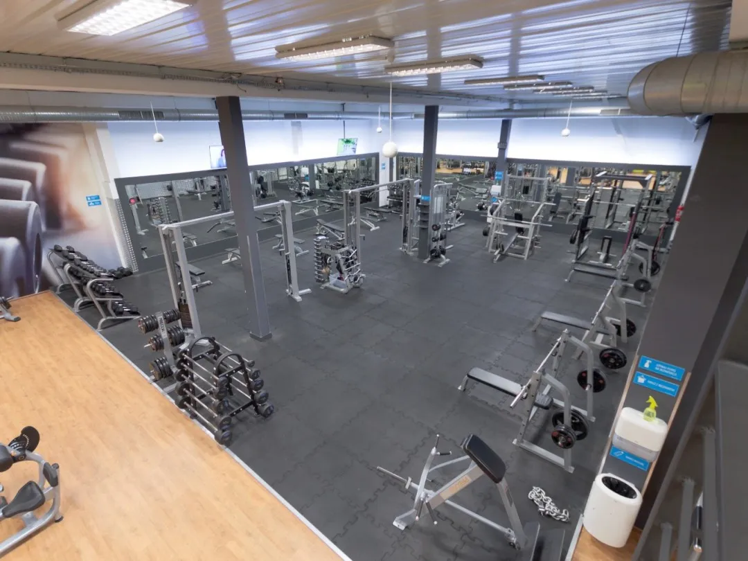 McFIT Ostrobramska wnętrze siłowni strefa funkcjonalna