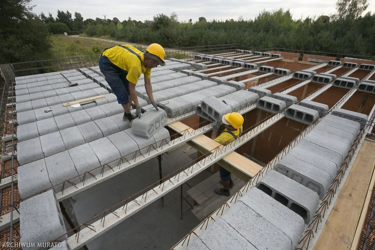 Zdjęcie Dom parterowy: strop drewniany czy betonowy - co wybrać, by zaoszczędzić?