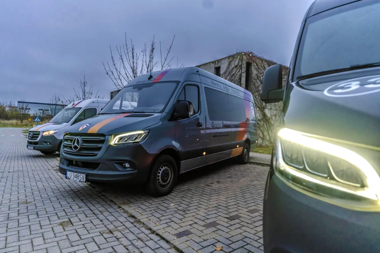 Szukasz informacji, ile kosztuje bus ze Szczecina do Holandii? Na zdjęciu busy firmy Grego Bus, kt&oacute;ra oferuje przewozy do Niemiec, Belgii i Holandii.