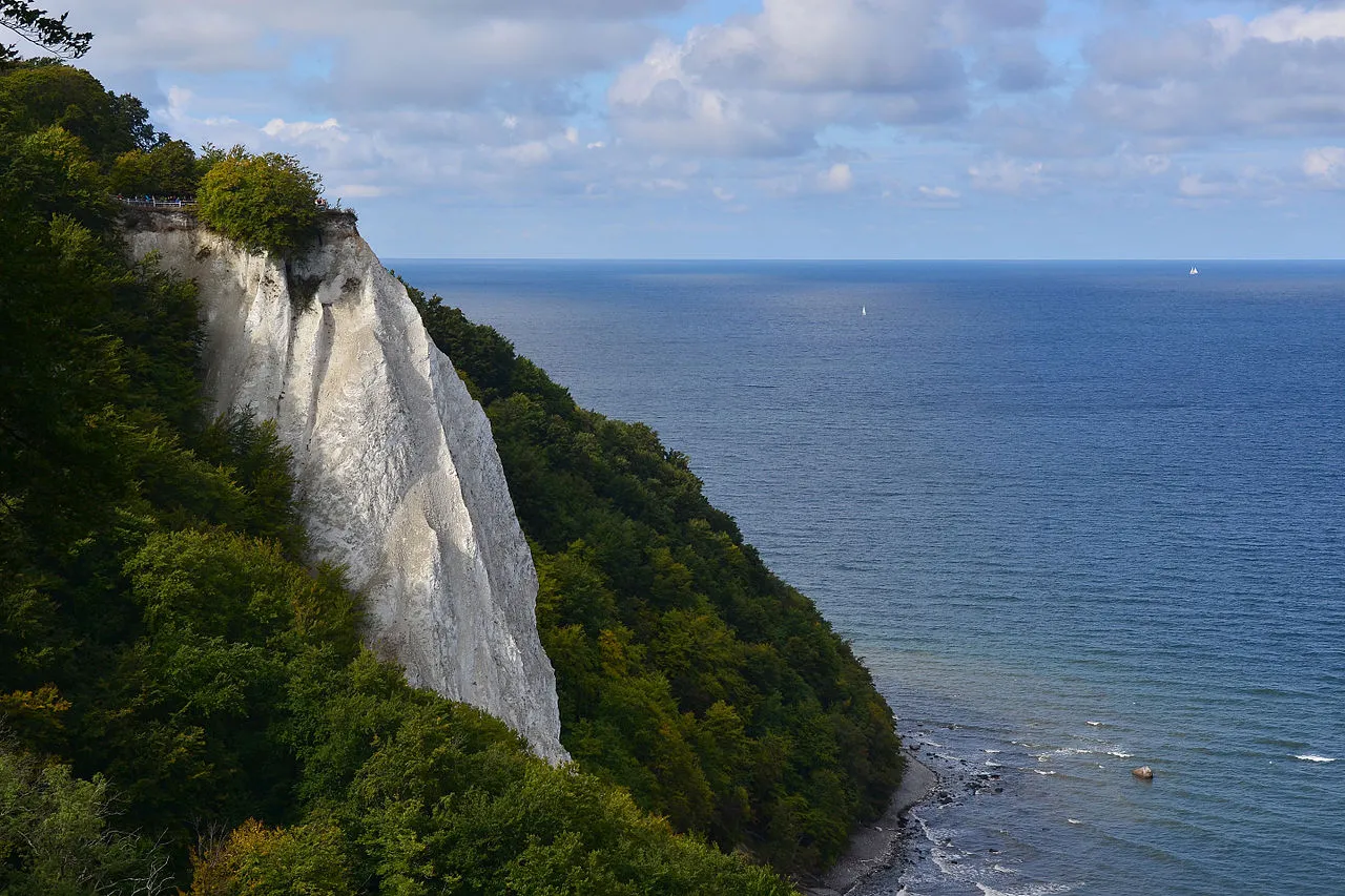 Familie wandert an den Kreidefelsen Rügen Königsstuhl