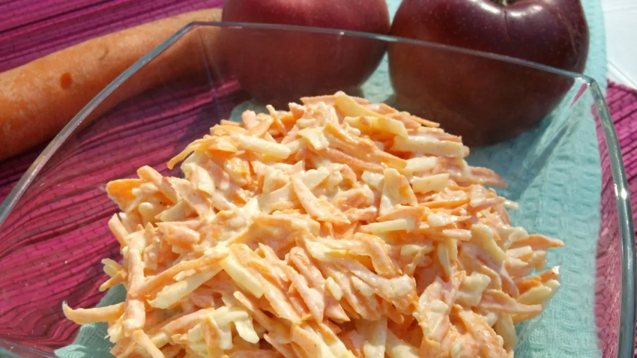 świeże marchewki i jabłka