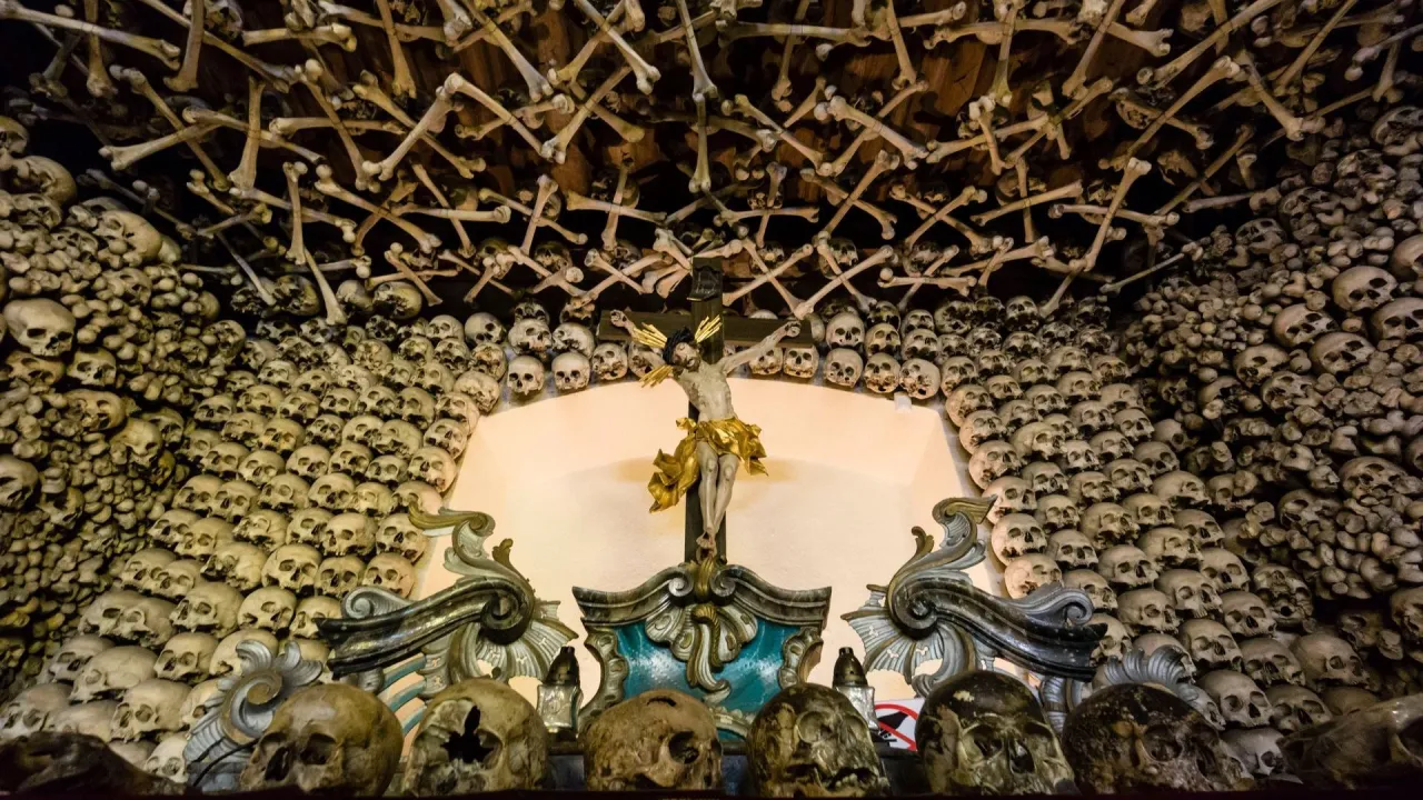 Kaplica Czaszek Czermna wnętrze