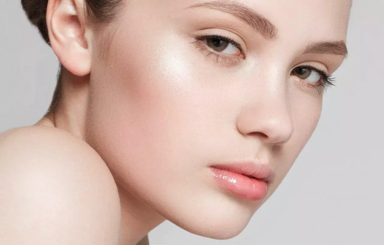 Otwarta paleta cieni do powiek w neutralnych kolorach