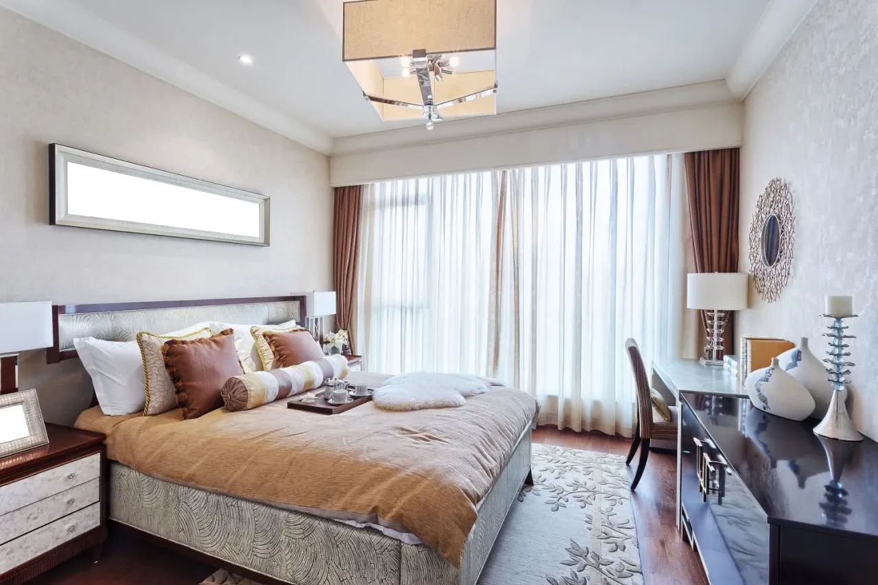 wyposażenie pokoju hotelowego