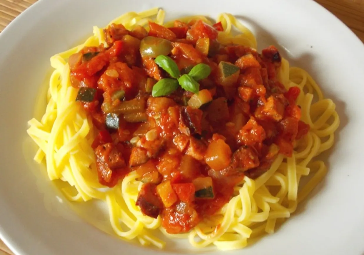 różne sosy pomidorowe do makaronu z warzywami