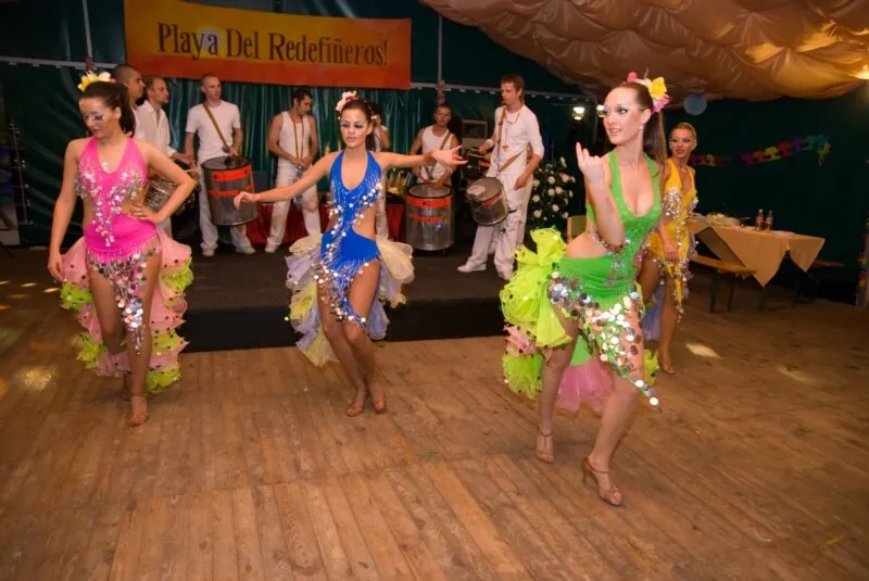 Latynoska impreza taneczna, ludzie tańczący w kolorowych strojach, radosna atmosfera