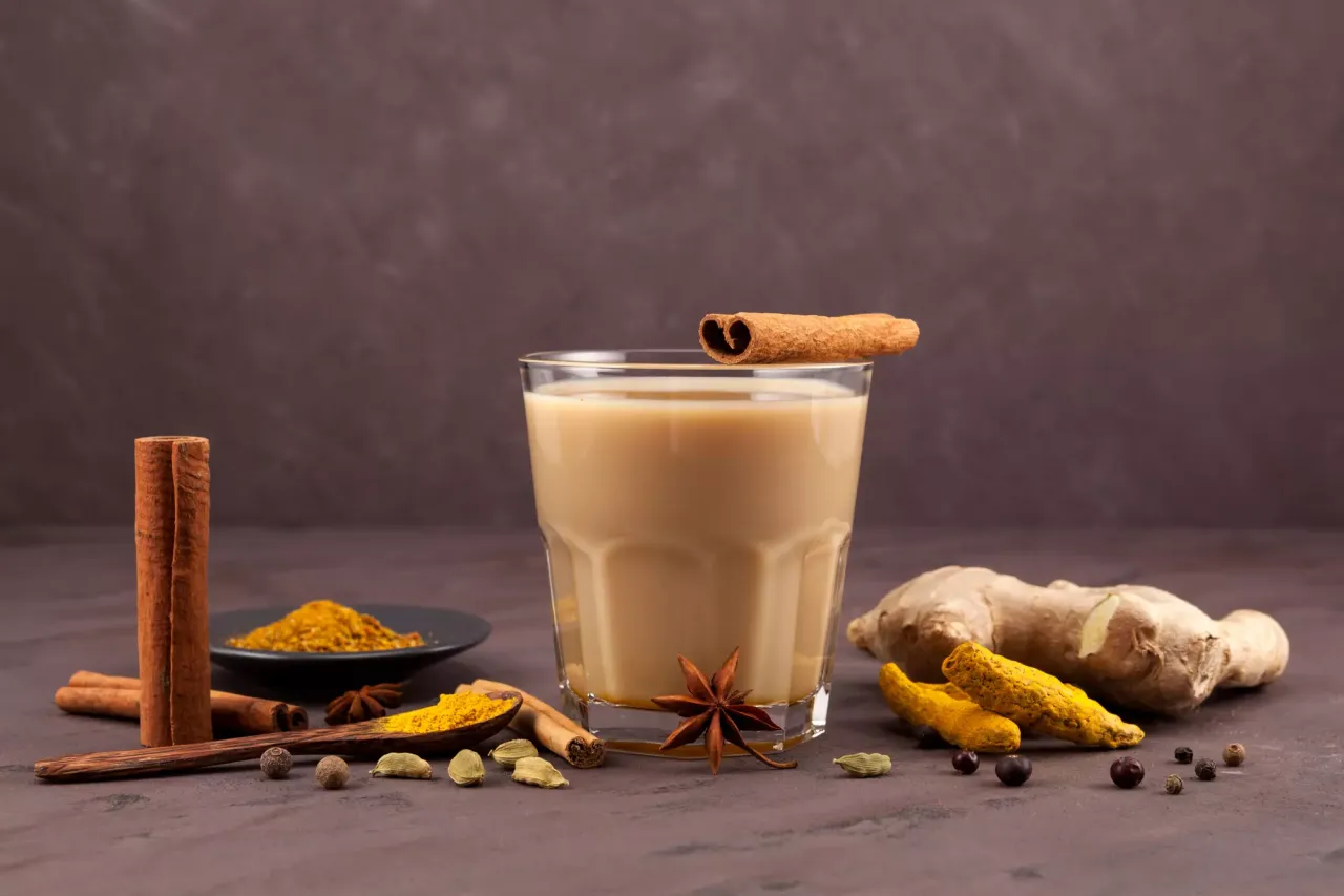 Różne formy Masala Chai (liściasta, torebki, przyprawy)