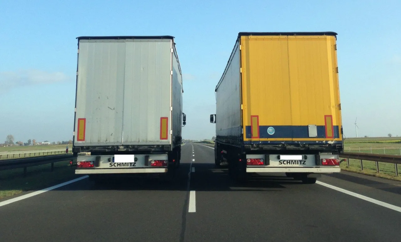 TIR wyprzedzający na autostradzie zakaz