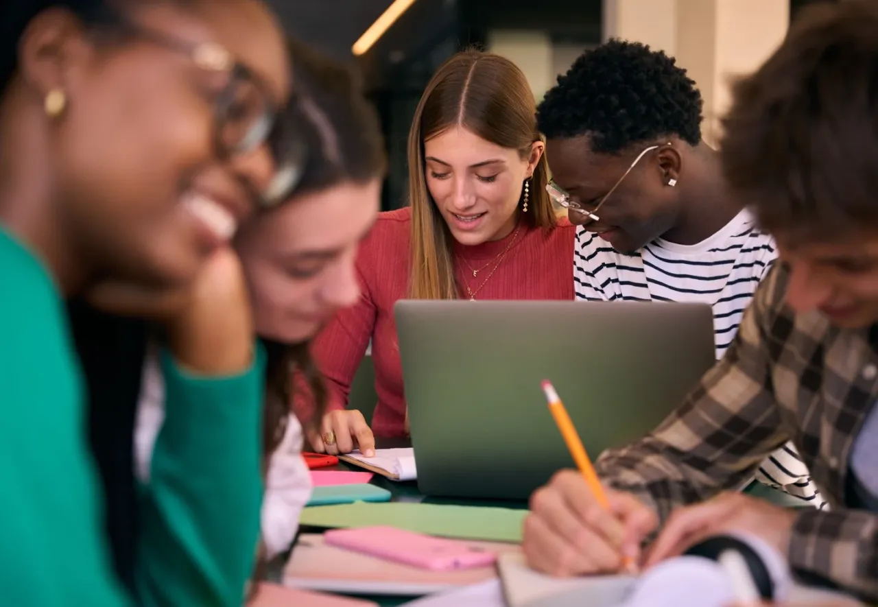 Student z dyplomem i kalendarzem