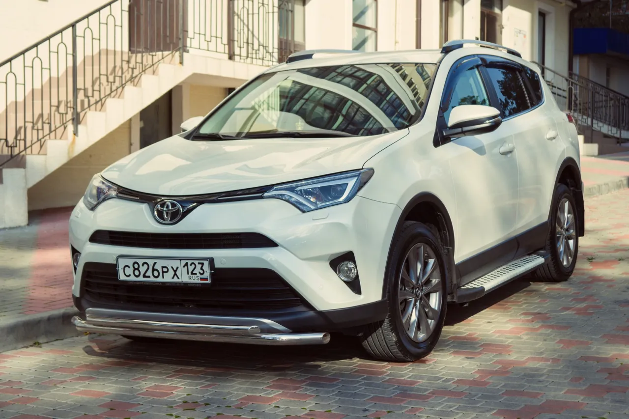 Toyota RAV4 IV generacja na drodze