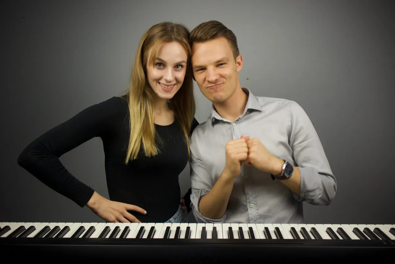 nauczyciel pianina, osoba grająca z aplikacją, osoba z podręcznikiem