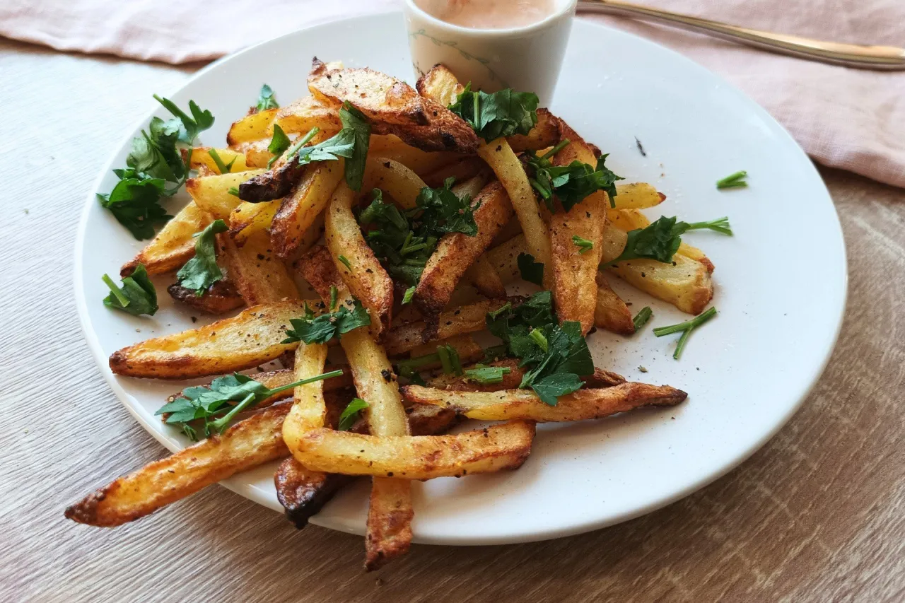 Świeże frytki w frytkownicy beztłuszczowej