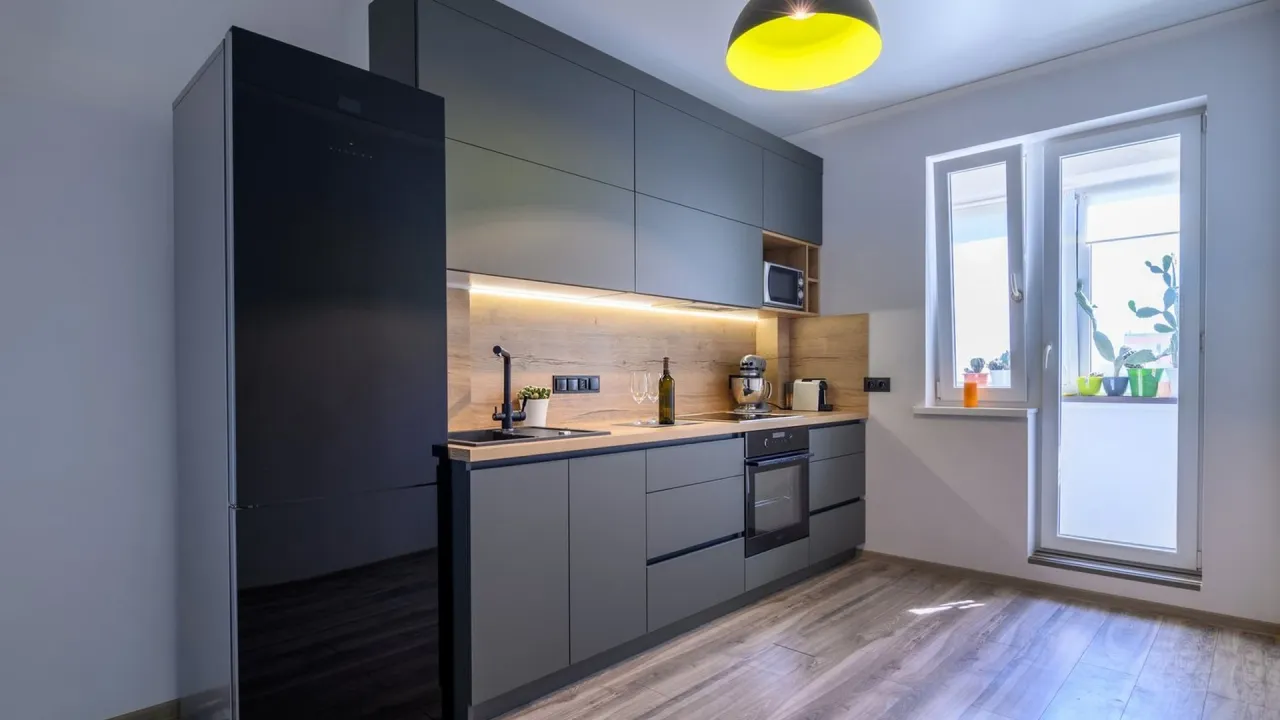 Zniszczone matowe meble kuchenne rysy