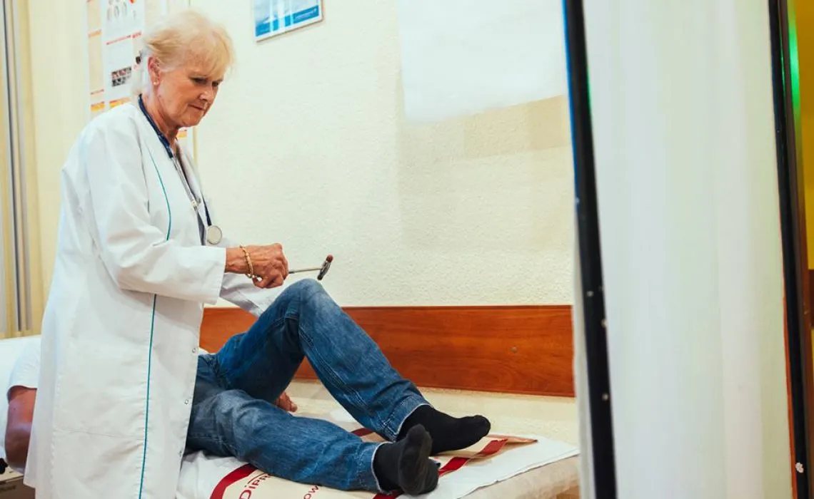 Lekarz neurolog bada r&oacute;wnowagę