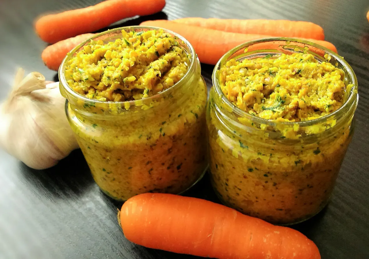 Szybki makaron z marchewkowym pesto