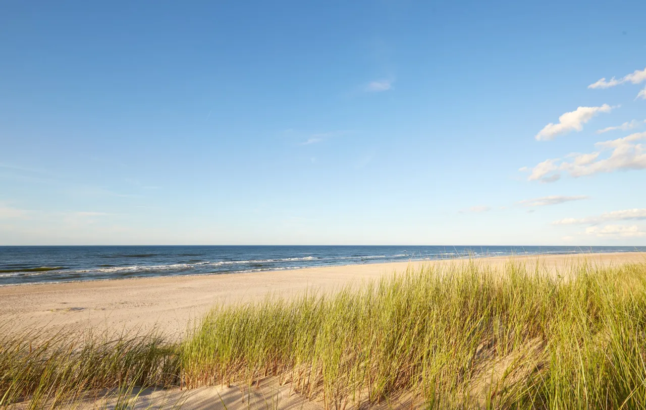 Rodzina z dziećmi na plaży w Kołobrzegu