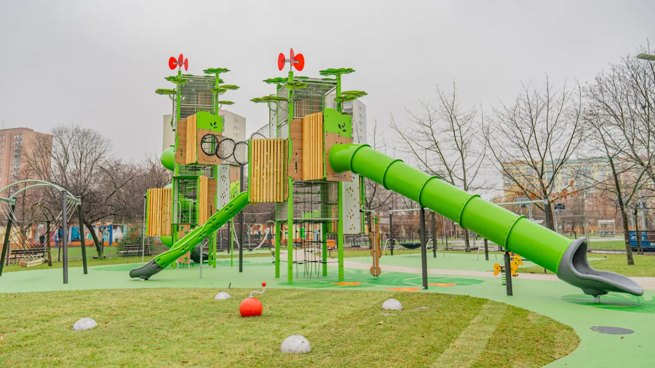 Nowoczesne osiedle z zielenią i placem zabaw w Warszawie