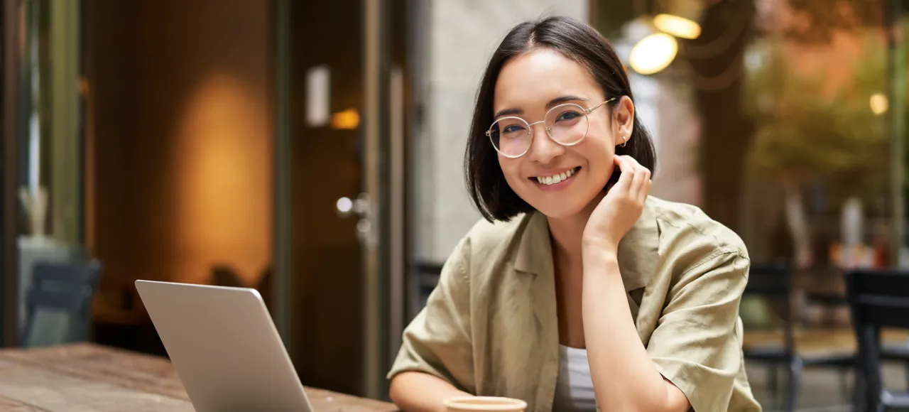 Osoba pracująca przy komputerze z okularami