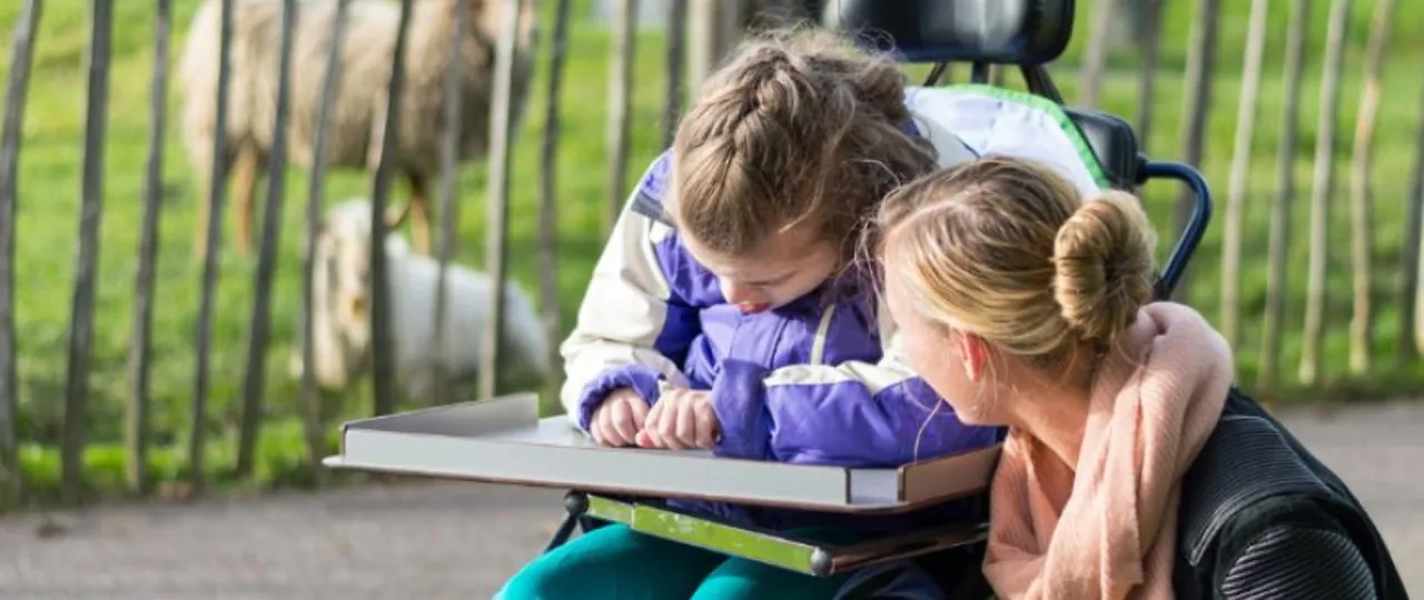 Osoba niepełnosprawna wypełniająca dokumenty w urzędzie