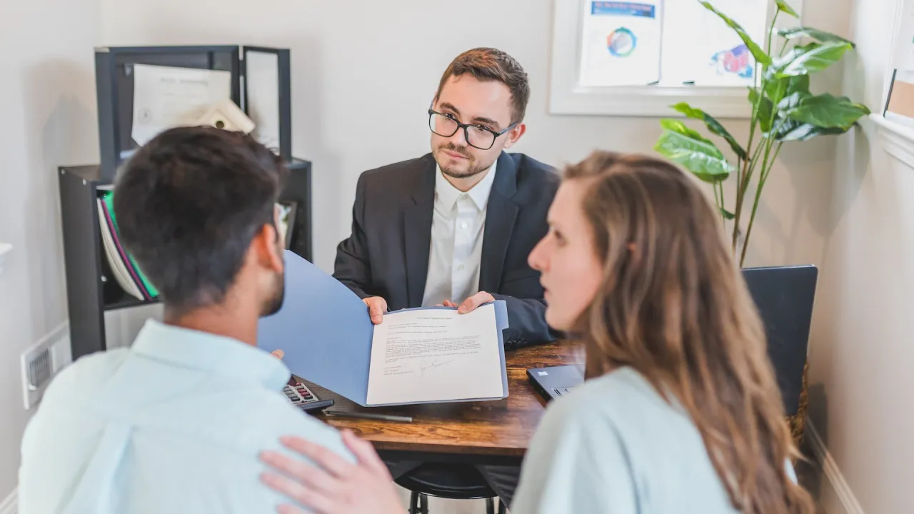 Pośrednik nieruchomości praca biuro spotkanie z klientem