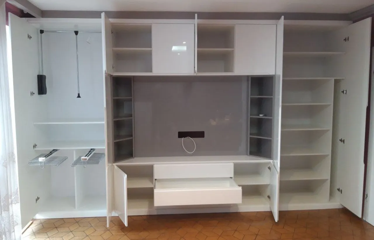 por&oacute;wnanie koszt&oacute;w szafy na wymiar DIY vs stolarz