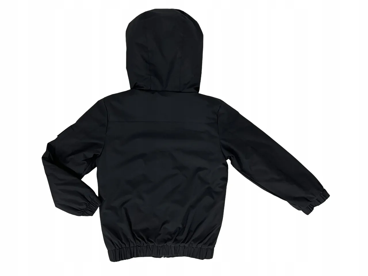 dziecko mierzone do ubrań centymetrem