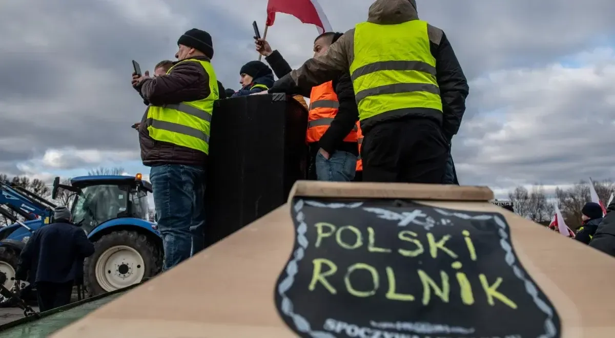 Protest rolnik&oacute;w. Na pierwszym planie napis 