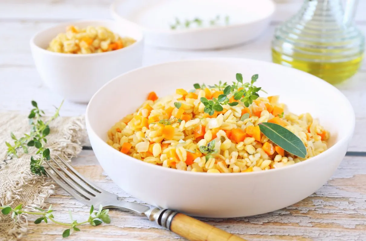 Pyszna kasza jęczmienna z marchewką i ziołami – idealny pomysł na to, co zrobić z ugotowanej kaszy jęczmiennej.