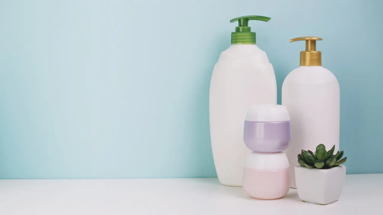 verschiedene kosmetikprodukte im k&uuml;hlschrank