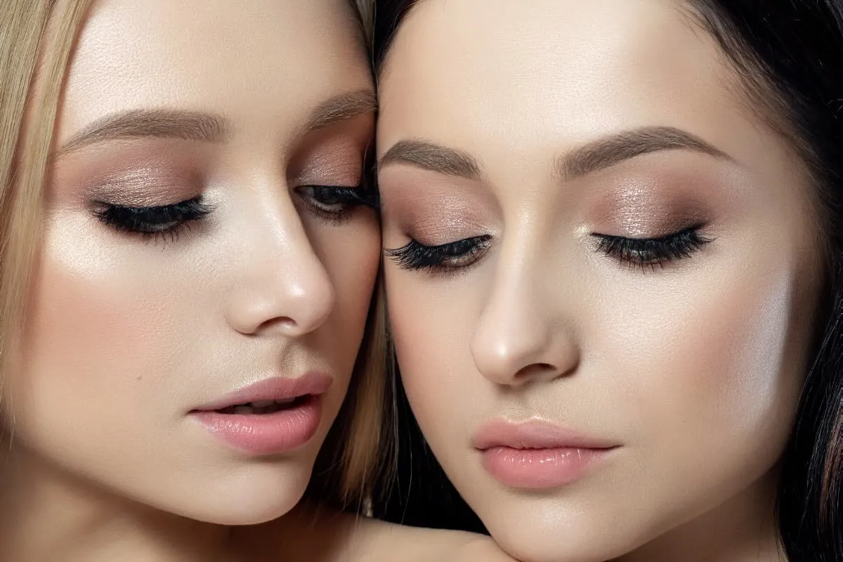 Dziewczyna z minimalistycznym makijażem, uśmiechnięta, z czystą cerą