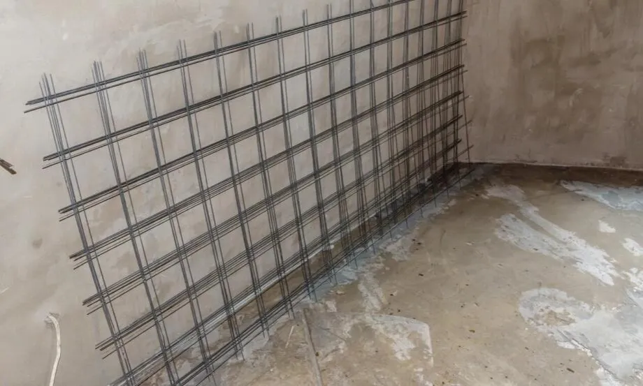 układanie siatki zbrojeniowej na dystansach w wylewce