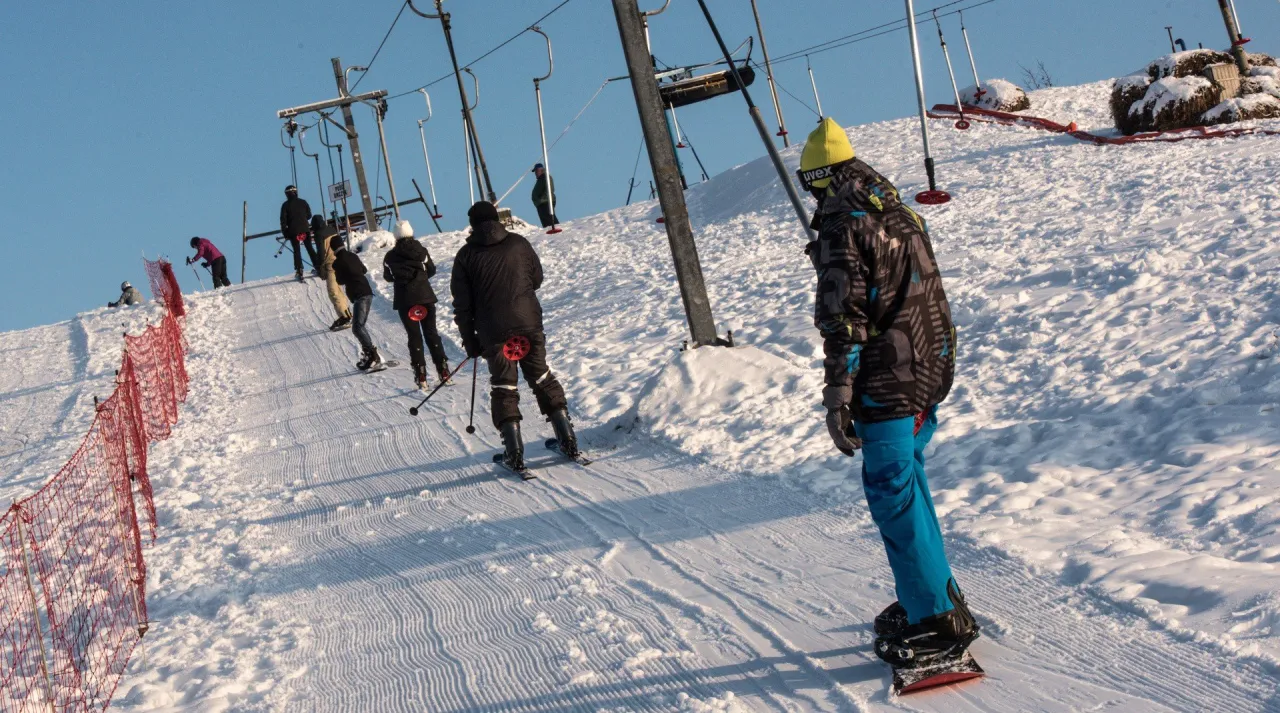 Narciarze i snowboardziści na stoku rekreacyjnym