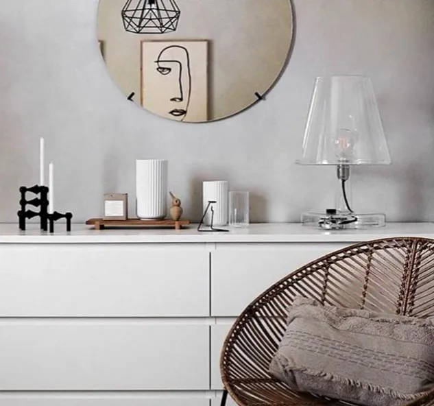 okrągłe lustro nad komodą w salonie