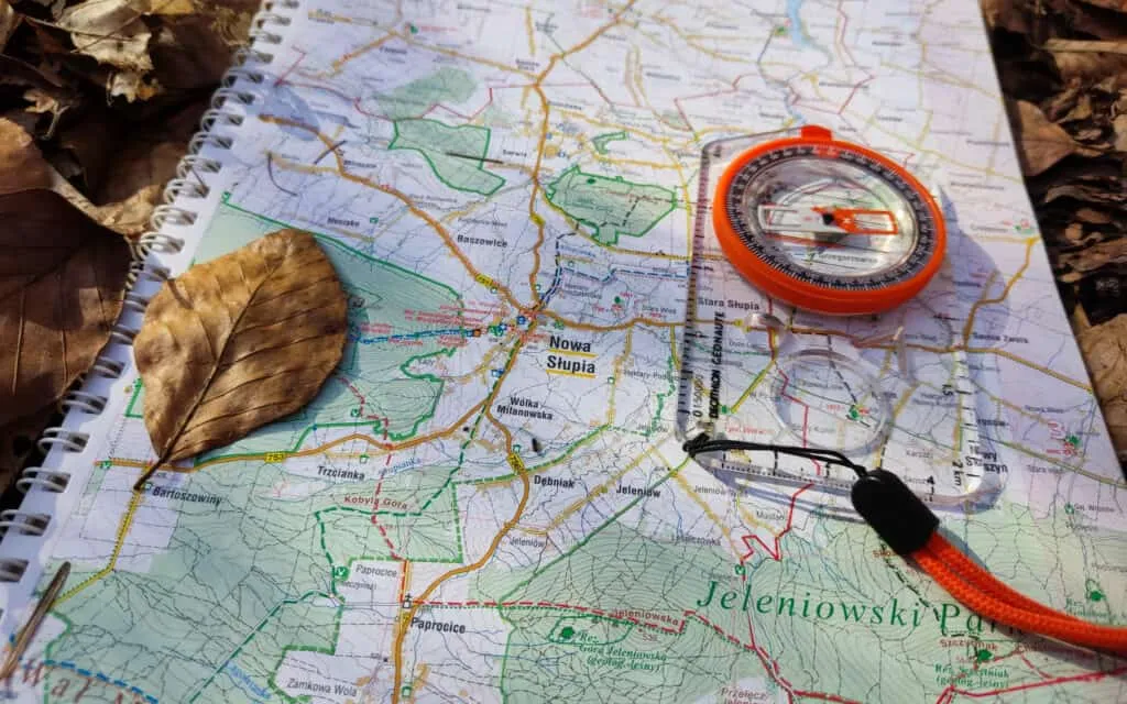 indywidualne planowanie podr&oacute;ży, mapa i kompas