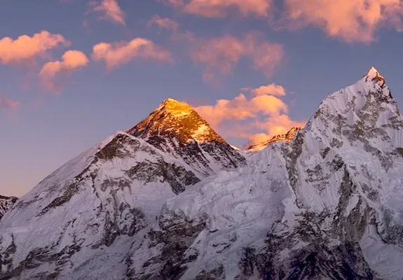 majestatyczny widok na Mount Everest o wschodzie słońca