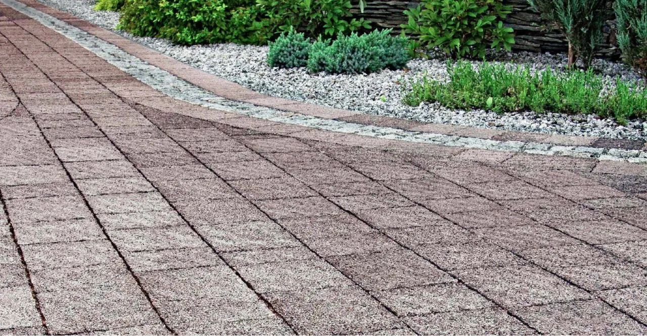 opaska wok&oacute;ł domu z kamienia i kostki brukowej por&oacute;wnanie