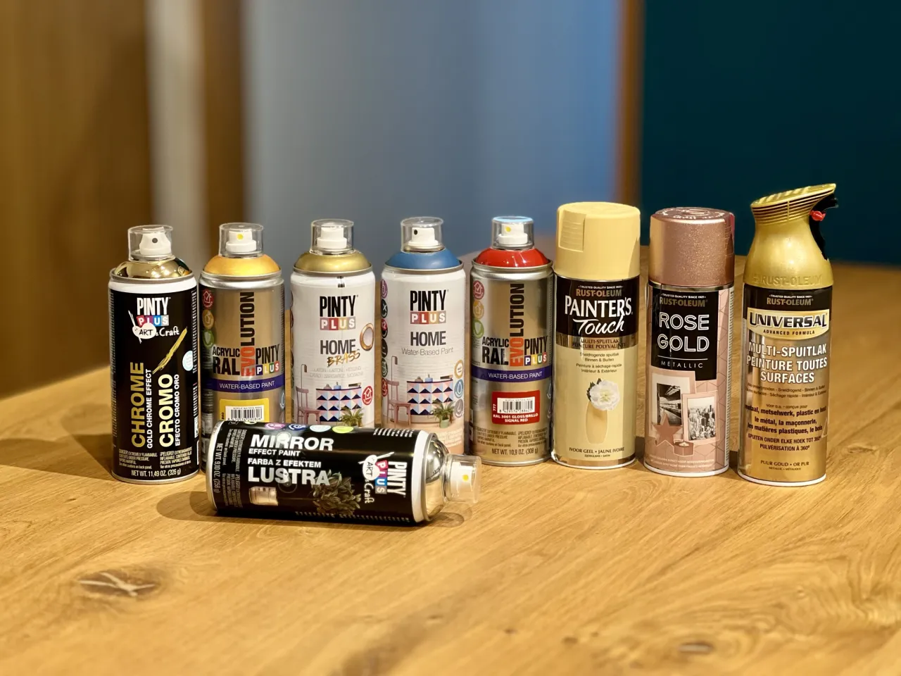 farba w sprayu a farba pędzel złota
