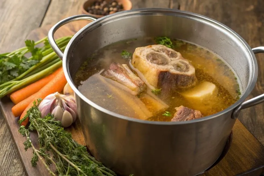 r&oacute;żne rodzaje kości wieprzowych do bulionu