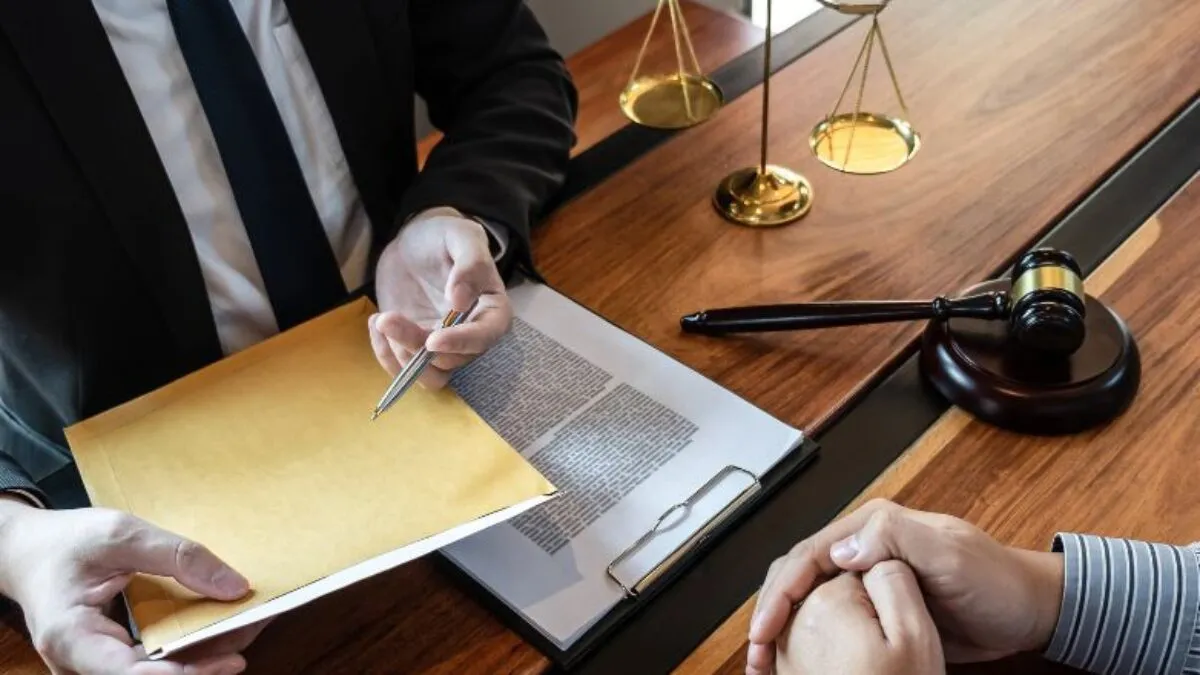 Dokumenty prawne i dłonie składające wniosek