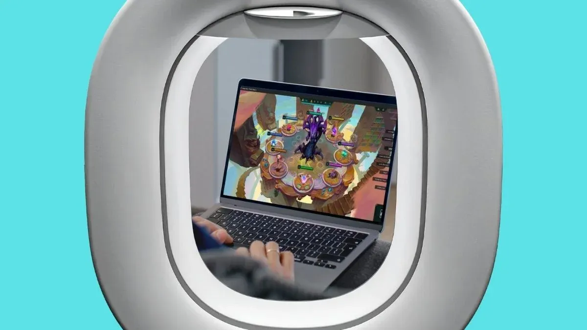 Pasażer wybierający pakiet internetowy na ekranie w samolocie