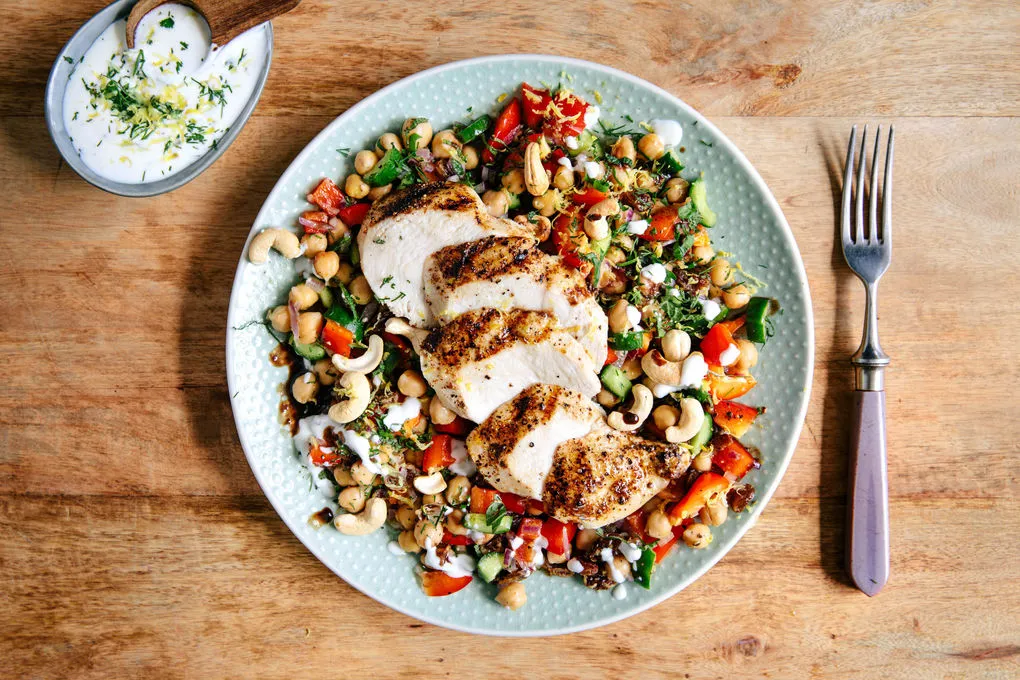 Salat mit Hähnchenbrust und Kichererbsen