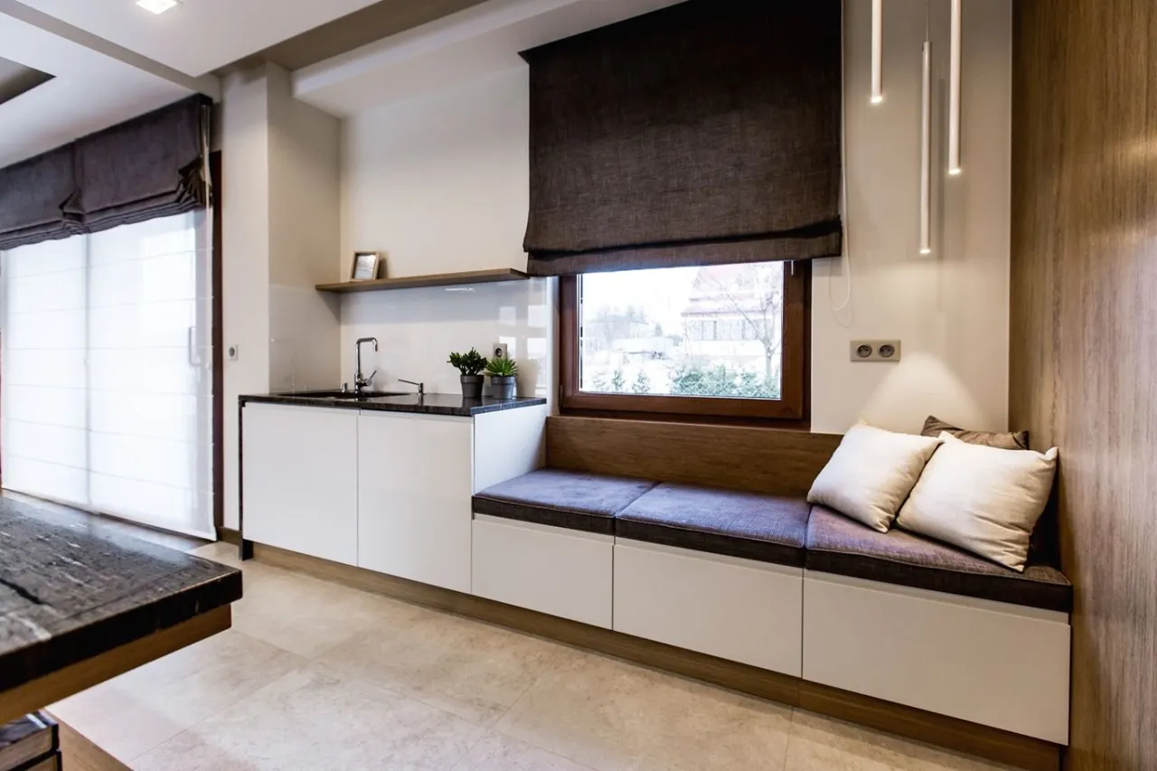 kuchnia siedzisko pod oknem schowki