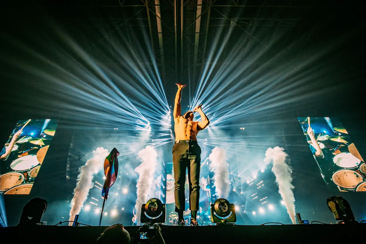 Imagine Dragons Band live auf B&uuml;hne mit Lichteffekten