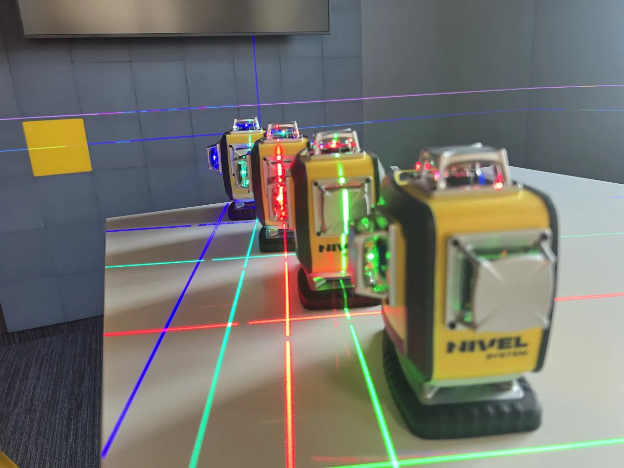 różne typy poziomic laserowych