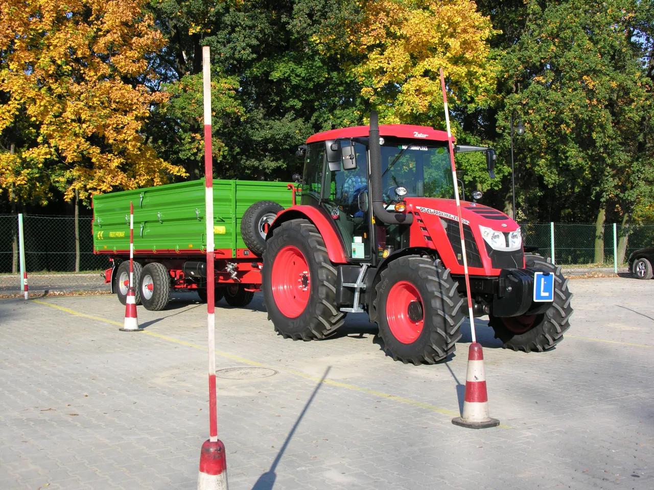 ciągnik rolniczy z przyczepą, nauka jazdy ciągnikiem